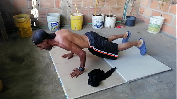 follo con la chica del gym y me corro dentro de su apretado coño