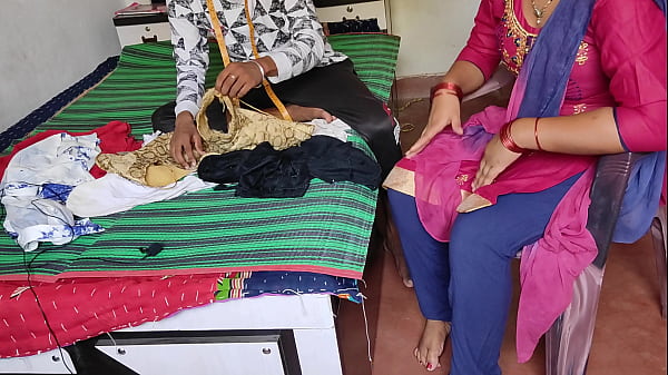 Neha apne trailer ke pass dress silvane gayi thi aur vahi chud gayi