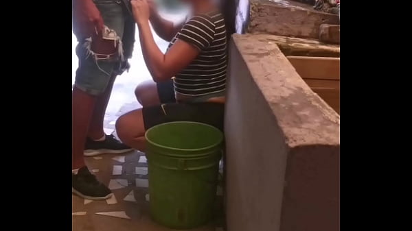 EL PR¡MO ME FOLLA EL CULO HASTA QUE DEJA SU LECHE DENTRO CUANDO ESTOY LAVANDO MI ROPA!!