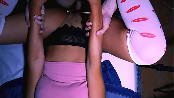 La vecina casada y el vecino soltero tienen sexo en la habitación de él mientras sus respectivas parejas están en una fiesta de cumpleaños