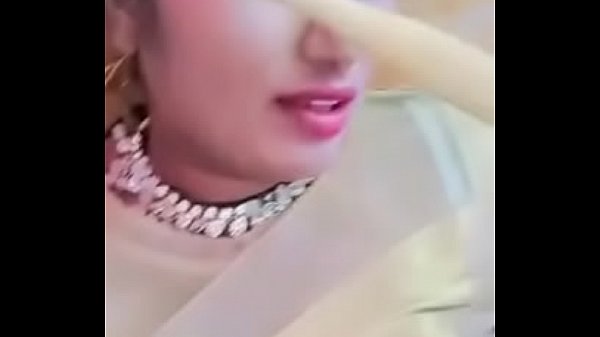 Swathi naidu showing her sexy navel in saree