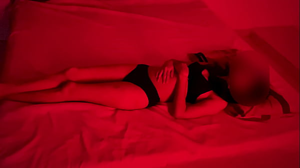 Shared bed with a virgin girl in the hotel, fucked her pussy first, fucked her hard all night