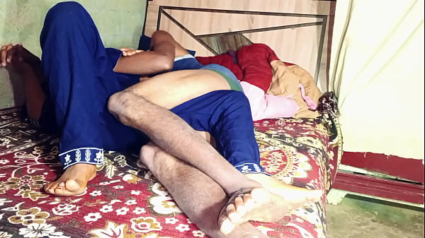 bhabhi ko raat me jor se choda in house Hindi audio. step sister ki chudai.