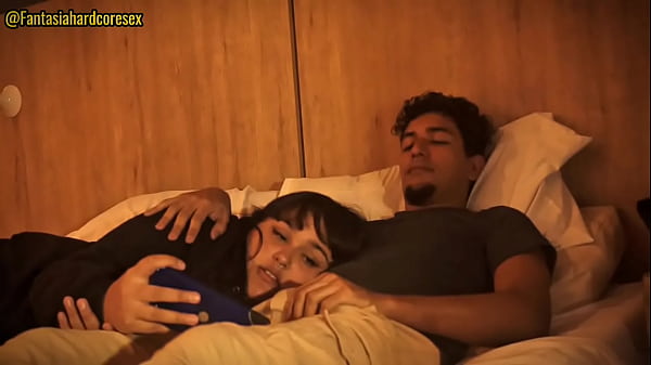 Tengo sueño hermanastro, dejame acostarme en tus piernas, pero no metas tu pene en mi boca por favor!!