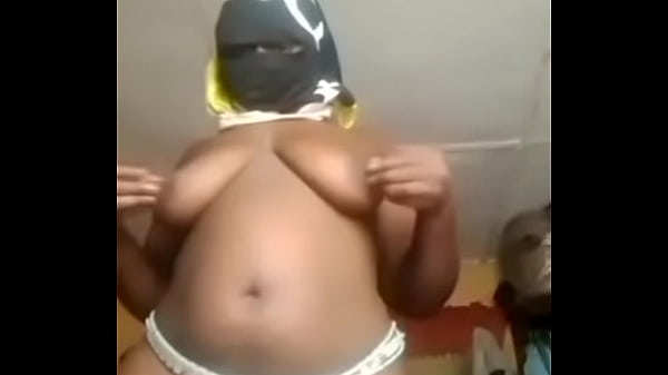 Thick Ebony twerk and show off massive Ass