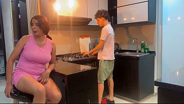 Shh que el cornudo se da cuenta. Mi marido esta distraído y mi vecino me folla muy duro