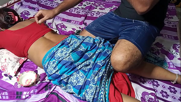 दोस्त की माँ ने पीठ मालिश के बहाने से चूत चुदाई – साफ हिंदी आवाज में   XXX Sex