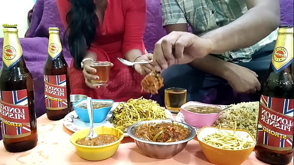मालकिन ने साहब के लिए स्पेशल खाना बनाया और खाना खाते खाते चूत की चूदाई करली। हिंदी सेक्सी आवाज के साथ। Mumbai ashu