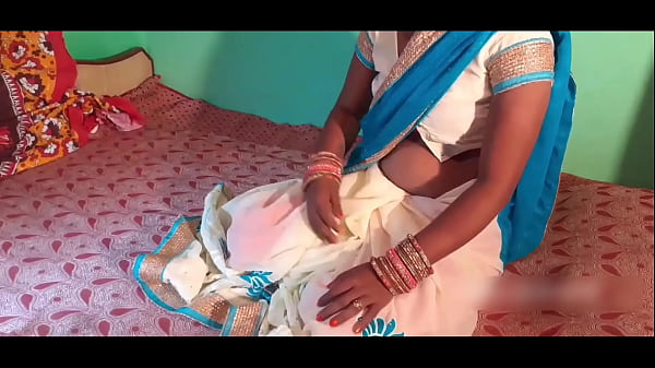 व्हाइट साड़ी में दीवाल चूची रगड़ रही देवर ने देखा जबरदस्ती चूत मारी और गाड़ की चुदाई जमकर चुदाई anal sex