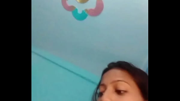 LADKI UNGLI KAR RAHI THI MIMMY AA GYI