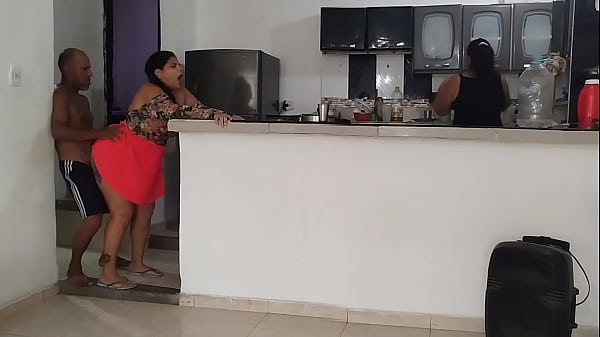 Padrastro pervertido se folla a su hijastra delante de su hermana gemela sin que ella se dé cuenta, él es su cuidador