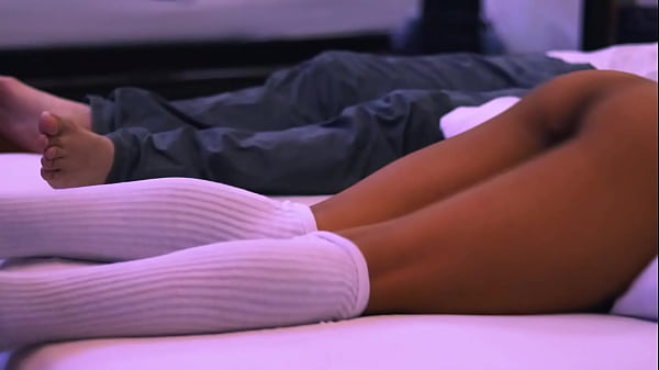 Padrastro y la amiga de su hermanastrastra en el motel donde se escaparon a disfrutar de la noche.