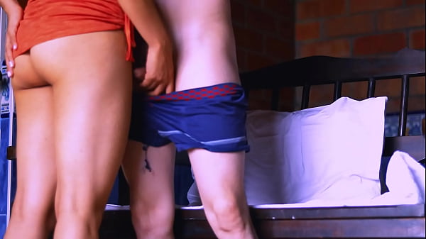 Padrastro y la amiga de su hermanastrastra en su apartamento moderno.